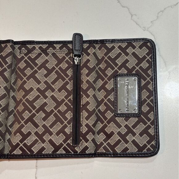 Tommy Hilfiger | 2011 Women’s Small Trifold Brown Wallet - Picture 11 of 15